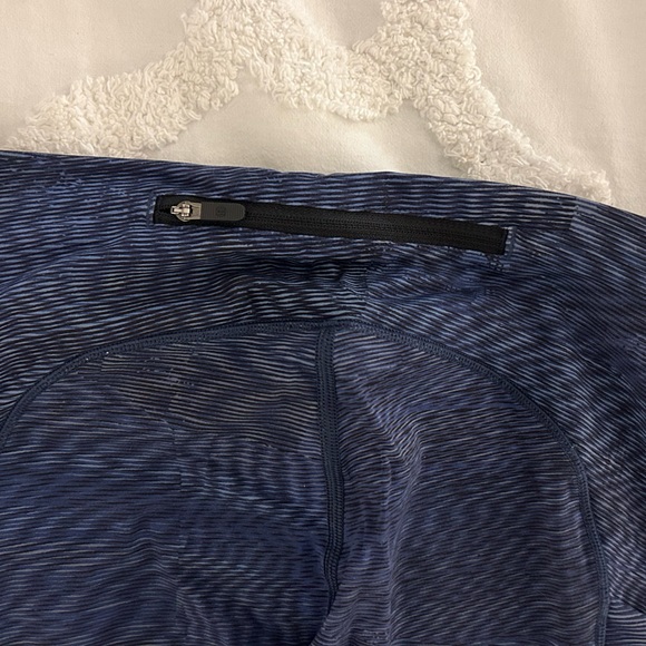 Lululemon Blue/Black Leggings with Side Pockets and Back Zip Pocket; size 4 - Picture 4 of 5